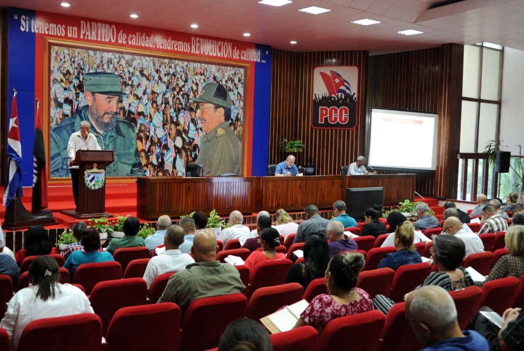 GobiernoCuba's tweet photo. 🇨🇺| Hoy @GobiernoCuba, encabezado por el Primer Ministro, @MMarreroCruz, retoma los encuentros con los consejos provinciales, en pos de evaluar, desde lo local, la implementación de las proyecciones. 

La jornada inicia en #Holguín, una provincia con muchas potencialidades. https://t.co/EyGuO1IDlV