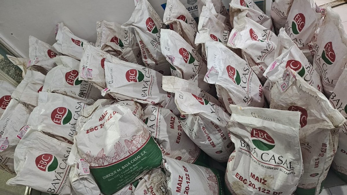 loscasergio's tweet photo. El CPR encontró ruedas de maquinaria agrícola que habían sido robadas como también bolsas de maíz: https://t.co/zAvHgLyUTN https://t.co/PekuRaxra6