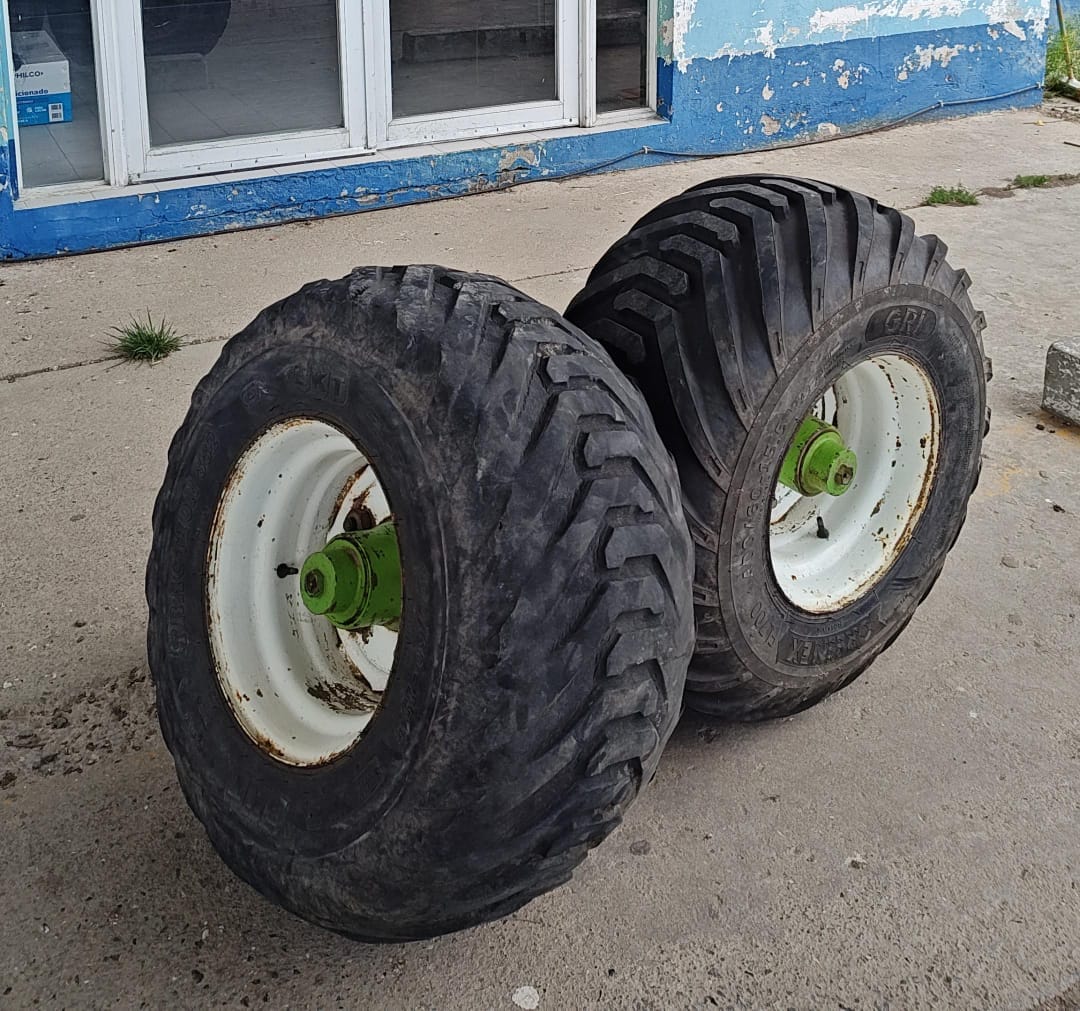 loscasergio's tweet photo. El CPR encontró ruedas de maquinaria agrícola que habían sido robadas como también bolsas de maíz: https://t.co/zAvHgLyUTN https://t.co/PekuRaxra6