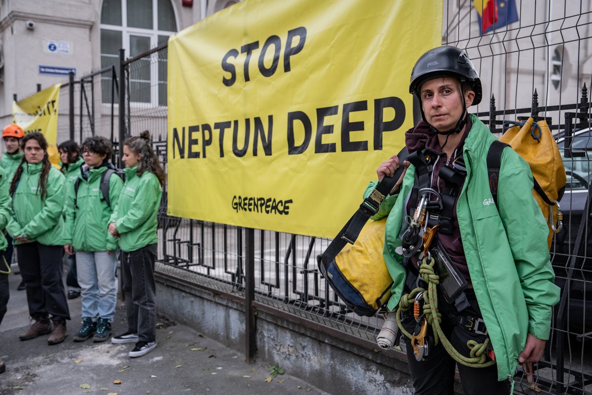 GreenpeaceRO's tweet photo. Greenpeace activists are protesting at the headquarters of ACROPO to call on the authority to respect Romanian people’s right to a clean and healthy environment and prevent the great hazards of the Neptun Deep project.
#stopfossilgas #stopneptundeep #greenpeace https://t.co/sQJPfTLC5y