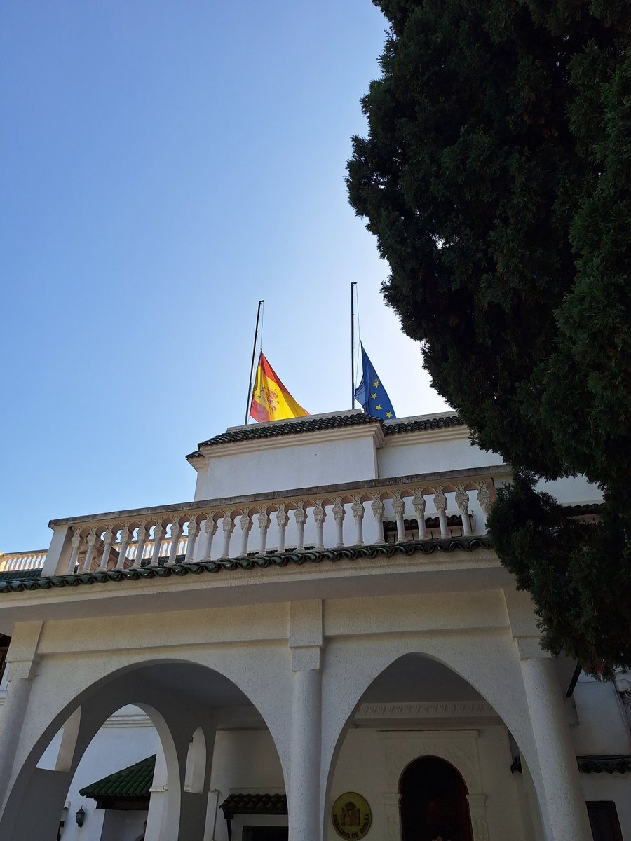 ⚫️ Banderas a media asta en los edificios de la Embajada en señal de duelo por las víctimas de las inundaciones que han tenido lugar en los últimos días en España.

#DANA