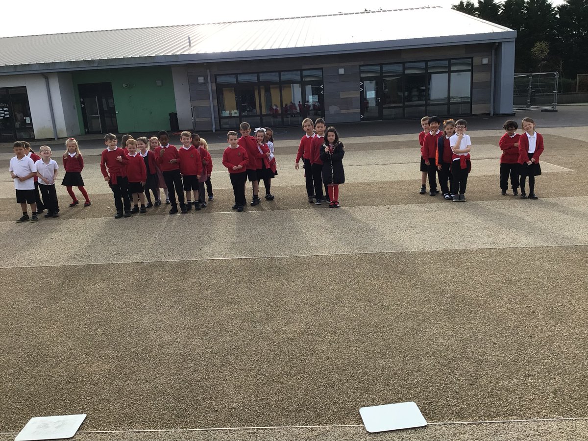 SchoolHillside1's tweet photo. P2SP were practising their phonics outside today. We played a game where they had to work together as a team to write their spelling words correctly. #P2SP #phonics https://t.co/TrbHaooVGO