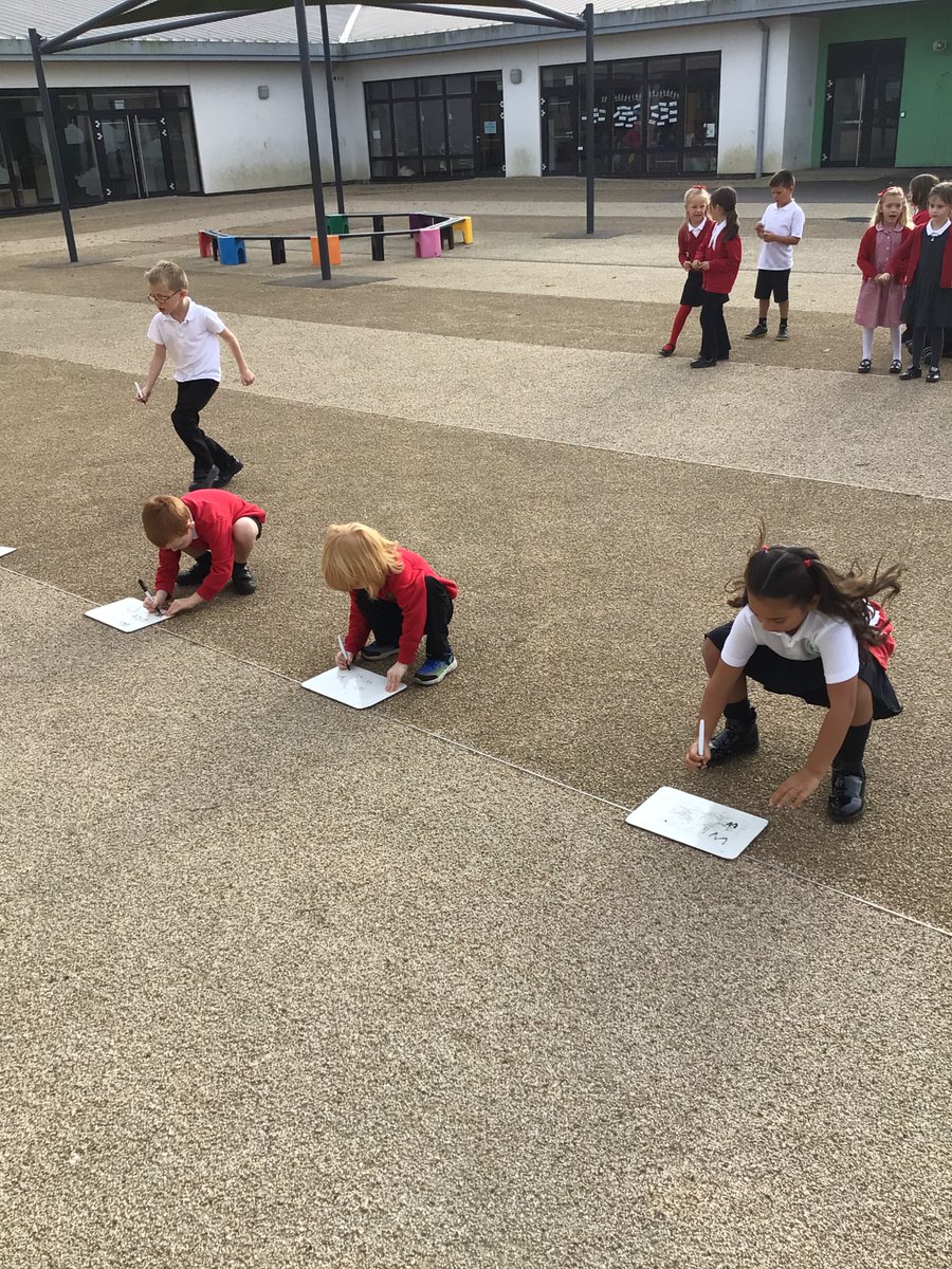 SchoolHillside1's tweet photo. P2SP were practising their phonics outside today. We played a game where they had to work together as a team to write their spelling words correctly. #P2SP #phonics https://t.co/TrbHaooVGO