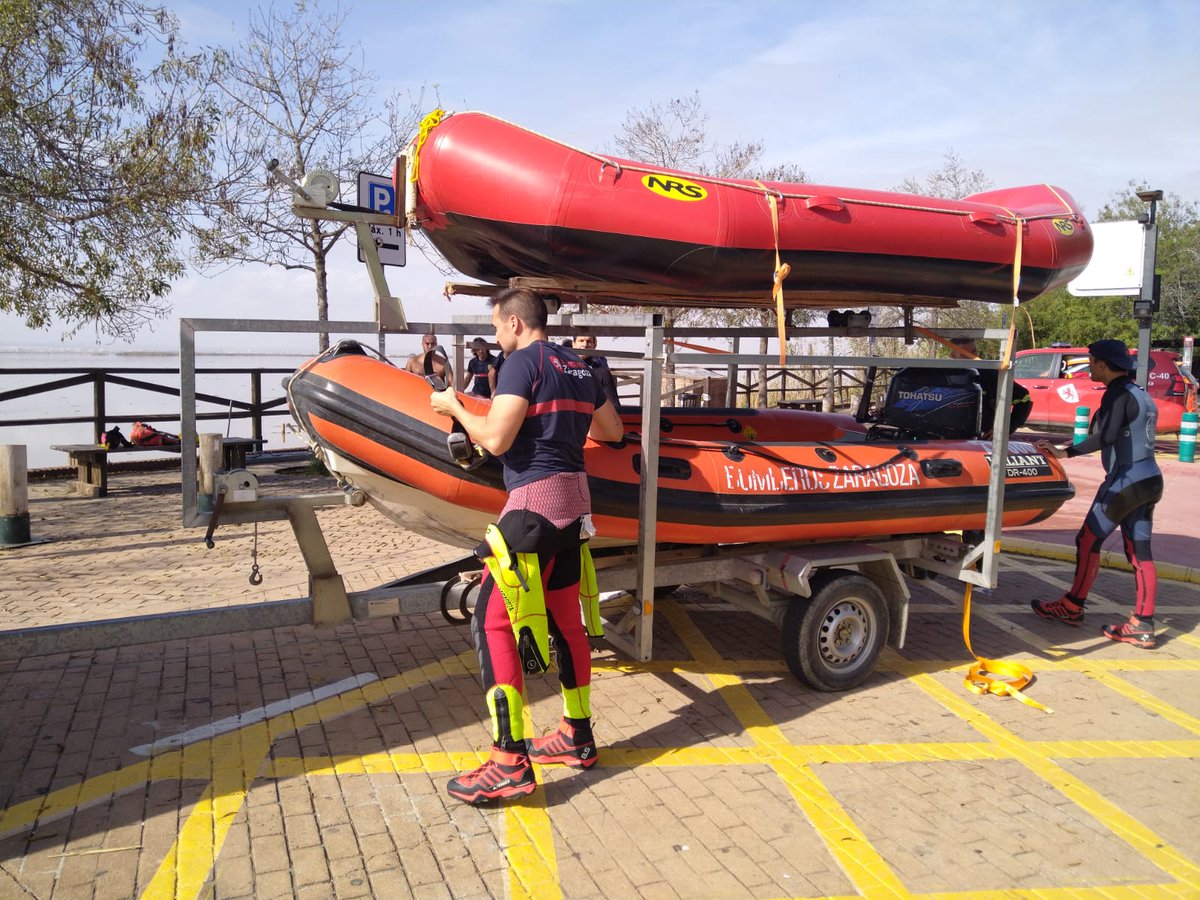 zaragoza_es's tweet photo. El equipo de Bomberos de Zaragoza, trasladado a Valencia para colaborar en las labores de rescate y reparación de daños provocados por la DANA, ha sido destinado a la Albufera, en concreto a la desembocadura del barranco del Poyo. Se trata de una zona completamente inundada y de arrastre del agua caída por el temporal, donde se prevé que haya ido a parar todo tipo de material, vehículos y personas atrapadas, arrastradas por la fuerza y la corriente del agua. 
El trabajo consistirá en rastrear toda la zona, para lo que se empleará el salvamento acuático, los buceadores hiperbáricos y los guías caninos. 
Os recordamos también que el equipo enviado está compuesto por diez integrantes: 5 Rescatadores buceadores-hiperbáricos y superficie; 2 Rescatadores verticales; 2 Guías caninos para búsqueda de vivos; 1 Sanitario. En cuanto al material, se han desplazado tres Vehículos 4x4; un Salvamento acuático con embarcación; un Rescate Vertical y un Vehículo de Mando y comunicaciones.