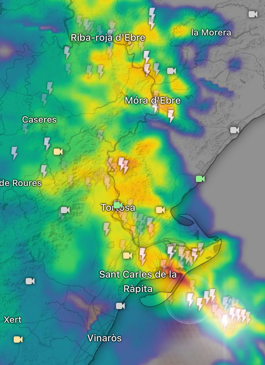 P4Estacions's tweet photo. Moltíssima precaució 🚨a les poblacions entorn de la vall de l’Ebre: Riba-roja d’Ebre, Móra d’Ebre, Xerta, Tortosa, Amposta, Deltebre…

El front de tempestes ⛈️ està actualment estacionari 😱 en aquest sector! Eviteu desplaçaments innecessaris! 🚨🚨

@Windycom 

#Projecte4Estacions