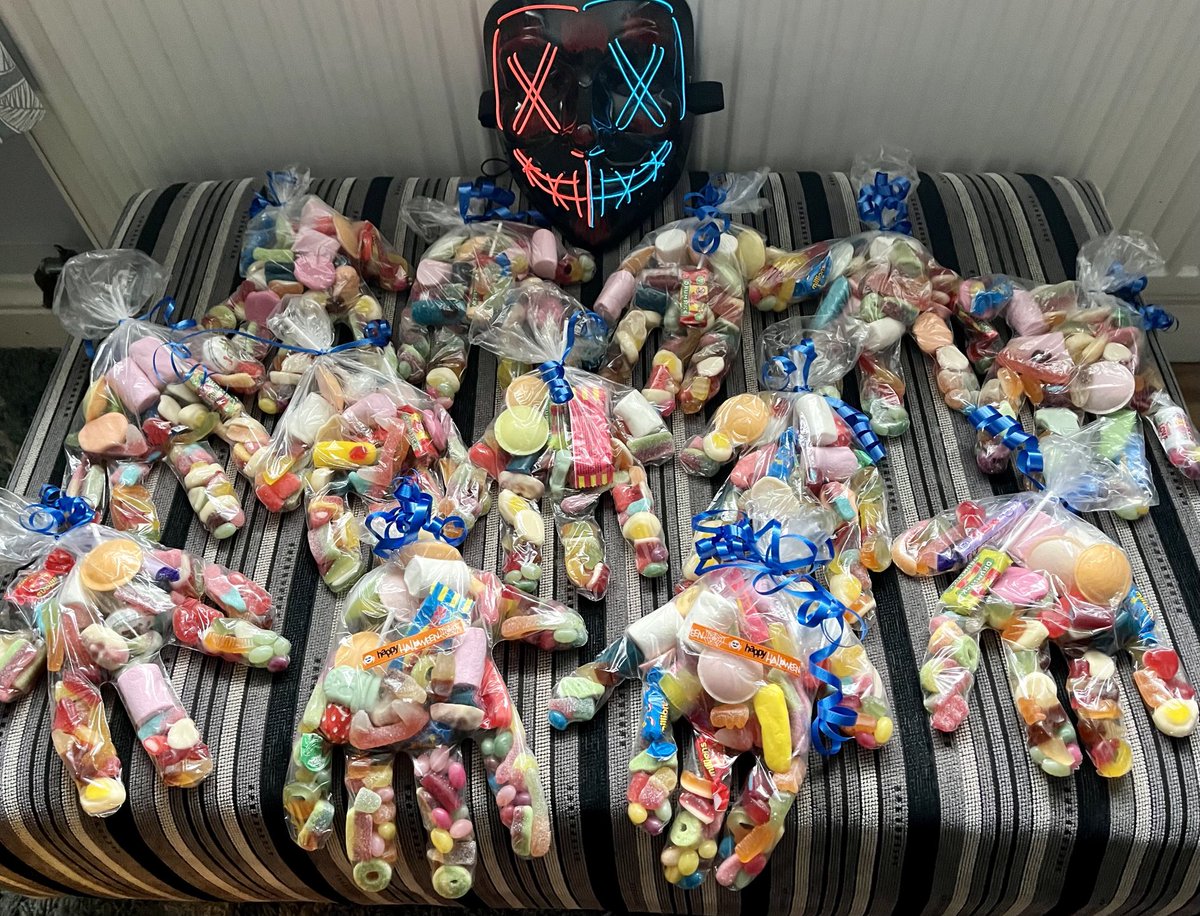 Happy Halloween!! hope the lads enjoy there spooky treats later 🧙🏻 👻 🎃