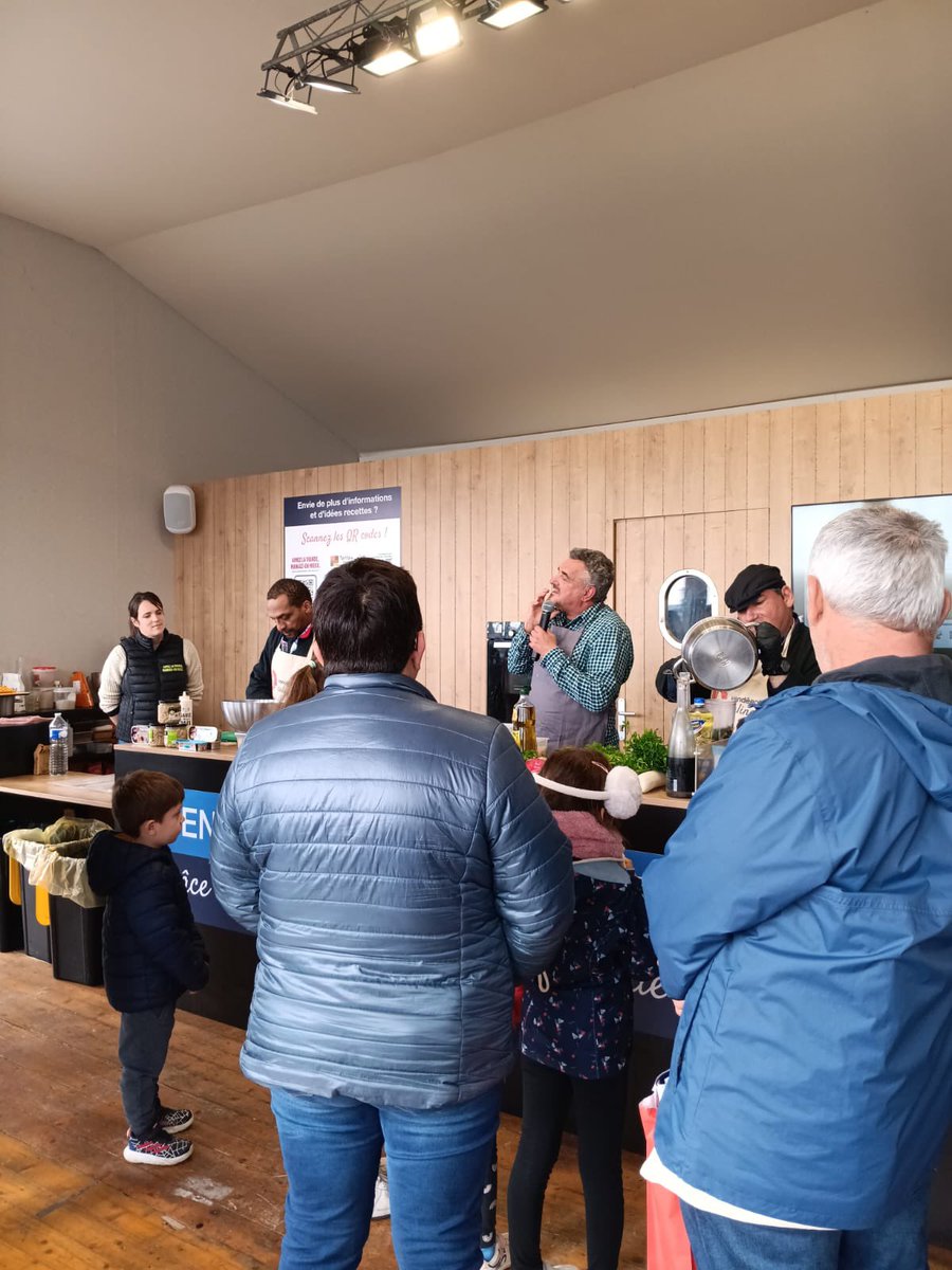 2e Mardi de l’Excellence au Vendée Globe 🌊🍇 
En compagnie de Christophe Prouteau, œnologue, nous avons fait découvrir nos vins IGP Val de Loire aux visiteurs. 

Rendez-vous mardi prochain pour la dernière dégustation ! 🍷✨ #VendéeGlobe #Accordsmetsetvins