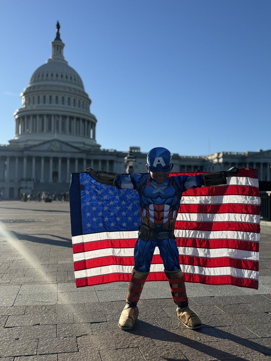 My nephew as Captain America in front of the US Capitol is insanely iconic. He is 4. #HappyHalloween 🇺🇸