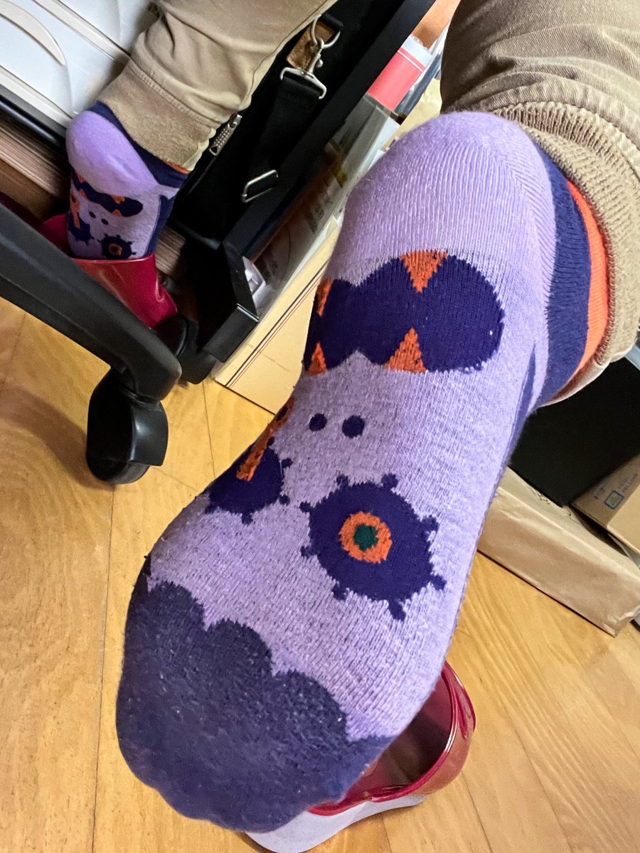 kan_s_ico's tweet photo. 今日履かなくていつ履くよ😆
というわけで、ハロウィンに便乗したくない派の私ですが #tupera tuperaさんの #ゾンビソックス を履いて仕事してきました🤣
身体が硬いのに、子どもたちを驚かせたくて、足を上げて「バァー!」
太ももがつりました😅
大変好評で「もっかいみせて」と、いい反応でした✨ https://t.co/J3QAKJhOgm