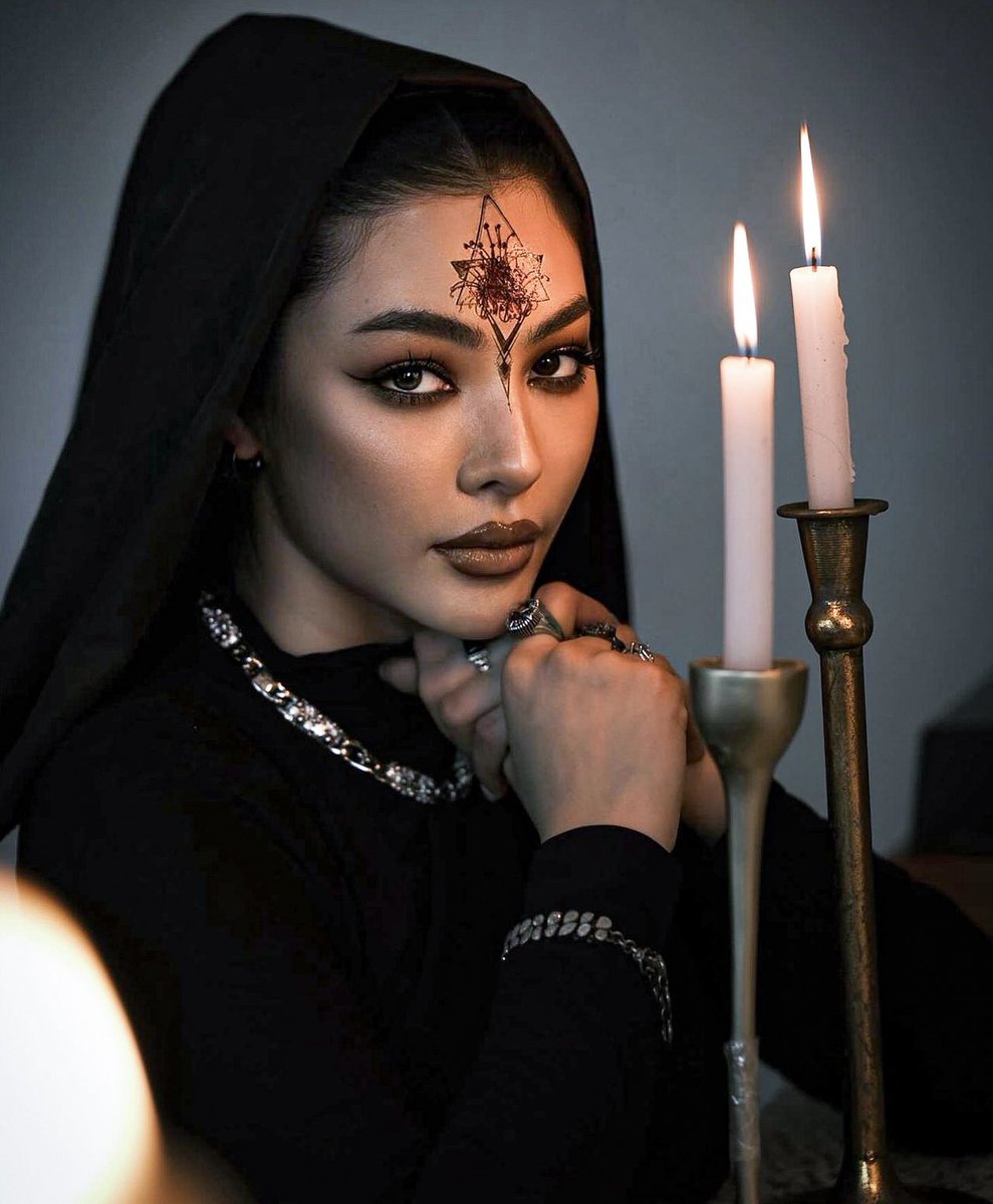 พี่ฝ้ายภาพนี้องค์ควีนมีสเเกรนด์ประทับร่างโคตรจอสระอึ้ง สวยมากกกกกก มงลงอีกรอบ🎃👑👻💃 #FayePeraya