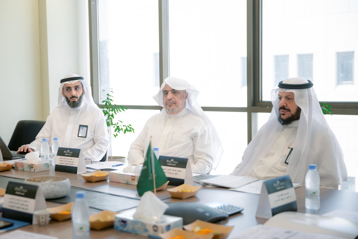 QassimUniv1's tweet photo. سعادة رئيس #جامعة_القصيم يرأس اجتماع اللجنة الدائمة للإشراف والشراكة للكلية التطبيقية لمناقشة عدد من الموضوعات واستعراض التقرير السنوي للكلية وفروعها للعام الماضي 1445هـ، بحضور سعادة وكيل الجامعة للشؤون التعليمية، وأعضاء اللجنة الدائمة بمقر الكلية بالمدينة الجامعية. https://t.co/jzbnkOTyqM