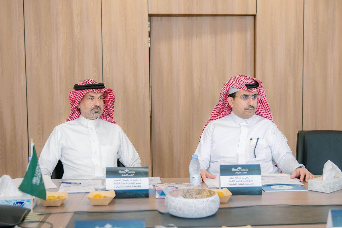 QassimUniv1's tweet photo. سعادة رئيس #جامعة_القصيم يرأس اجتماع اللجنة الدائمة للإشراف والشراكة للكلية التطبيقية لمناقشة عدد من الموضوعات واستعراض التقرير السنوي للكلية وفروعها للعام الماضي 1445هـ، بحضور سعادة وكيل الجامعة للشؤون التعليمية، وأعضاء اللجنة الدائمة بمقر الكلية بالمدينة الجامعية. https://t.co/jzbnkOTyqM