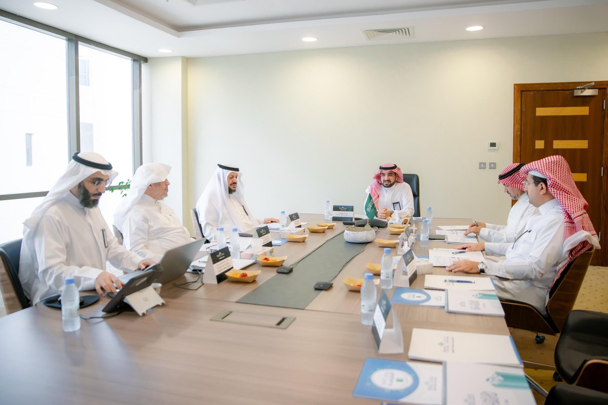 QassimUniv1's tweet photo. سعادة رئيس #جامعة_القصيم يرأس اجتماع اللجنة الدائمة للإشراف والشراكة للكلية التطبيقية لمناقشة عدد من الموضوعات واستعراض التقرير السنوي للكلية وفروعها للعام الماضي 1445هـ، بحضور سعادة وكيل الجامعة للشؤون التعليمية، وأعضاء اللجنة الدائمة بمقر الكلية بالمدينة الجامعية. https://t.co/jzbnkOTyqM