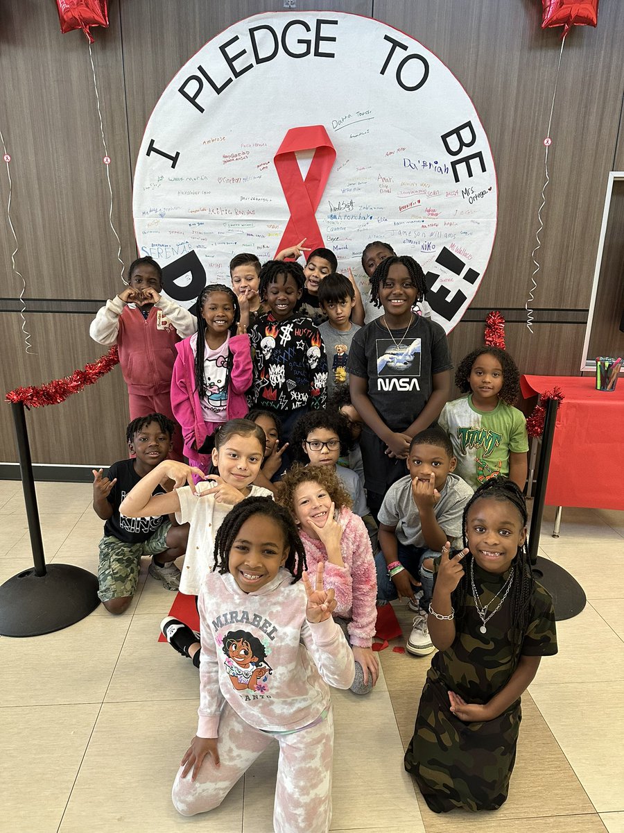 a_davis7804's tweet photo. We signed the pledge to be drug free! 
@HumbleISD_RCE @MrsMartinez_RCE  @MrsEdwards_RCE #RedRibbonWeek #CubCommUnity 🐻💙💚 https://t.co/FHAlxbFyCx