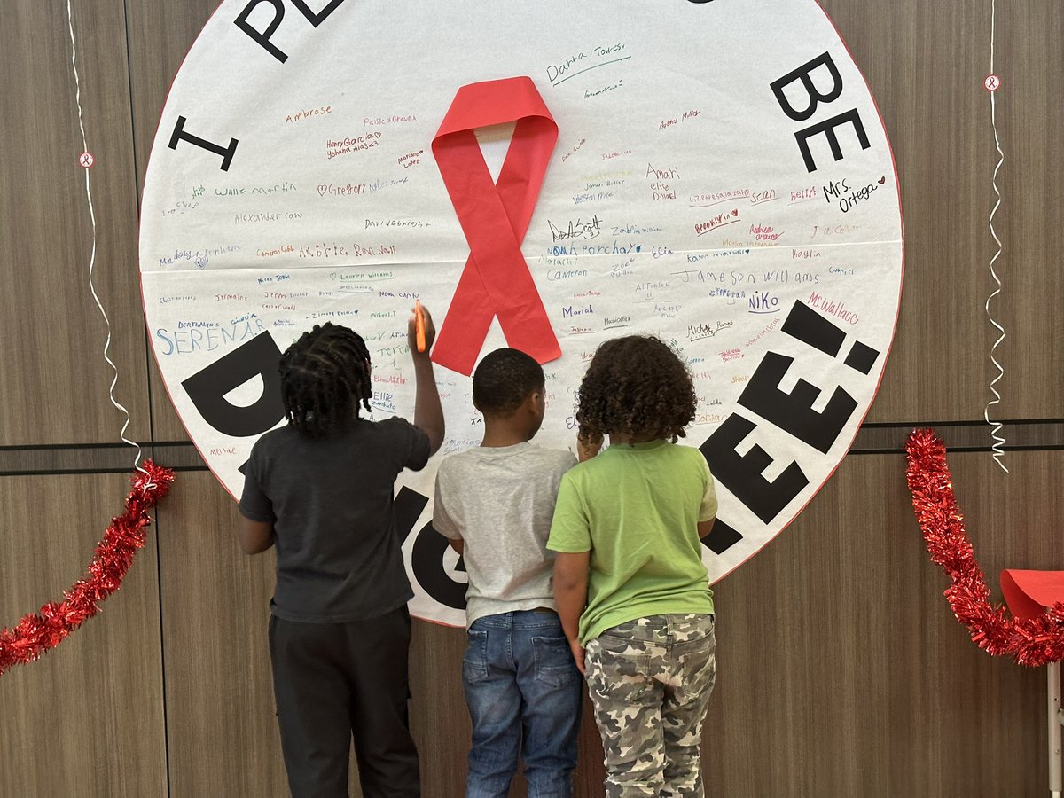 a_davis7804's tweet photo. We signed the pledge to be drug free! 
@HumbleISD_RCE @MrsMartinez_RCE  @MrsEdwards_RCE #RedRibbonWeek #CubCommUnity 🐻💙💚 https://t.co/FHAlxbFyCx