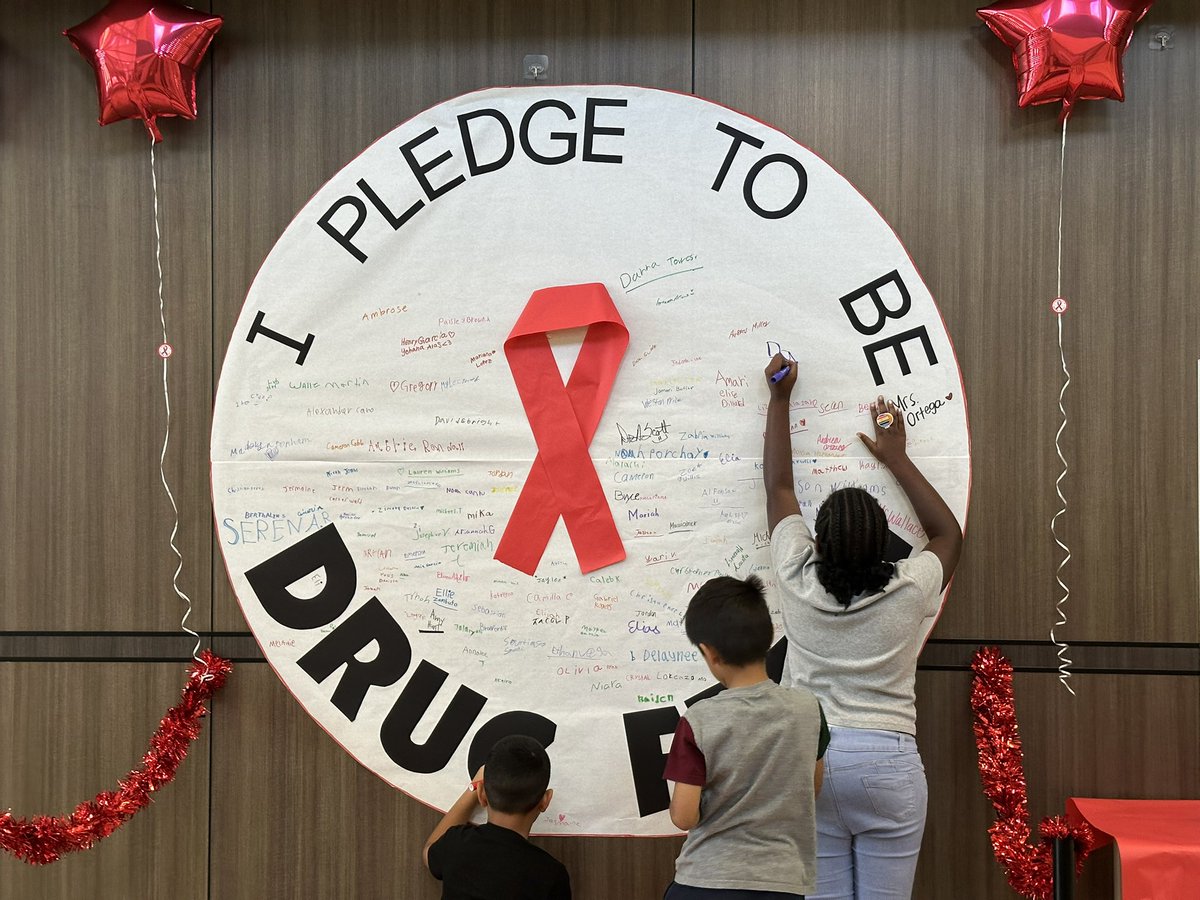 a_davis7804's tweet photo. We signed the pledge to be drug free! 
@HumbleISD_RCE @MrsMartinez_RCE  @MrsEdwards_RCE #RedRibbonWeek #CubCommUnity 🐻💙💚 https://t.co/FHAlxbFyCx