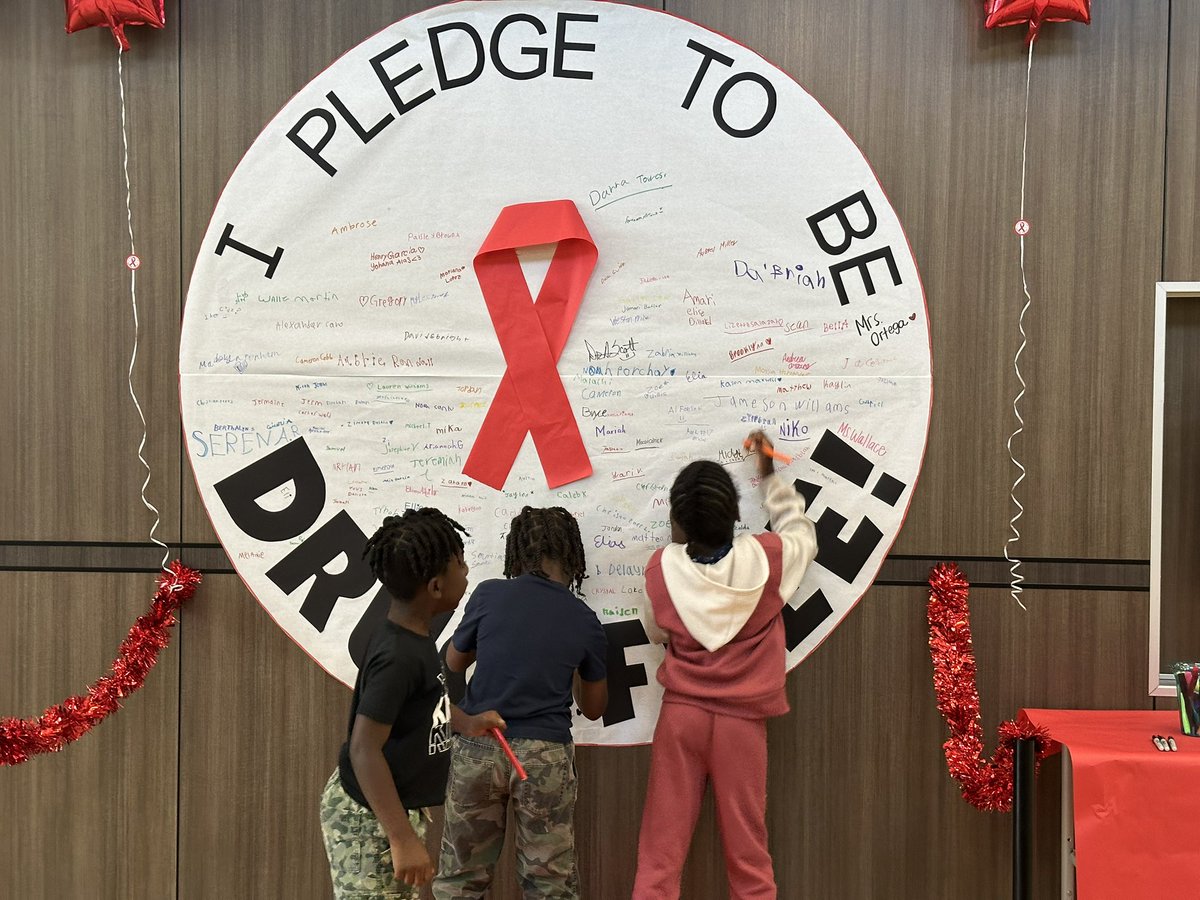 a_davis7804's tweet photo. We signed the pledge to be drug free! 
@HumbleISD_RCE @MrsMartinez_RCE  @MrsEdwards_RCE #RedRibbonWeek #CubCommUnity 🐻💙💚 https://t.co/FHAlxbFyCx