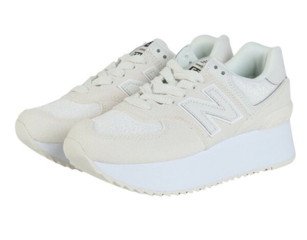 usagi__155's tweet photo. New Balance『574＋』
このシリーズ厚底だから身長盛れるし、軽くて歩きやすい👟淡いカラーは綺麗めコーデとも合うのでおすすめです🤍 https://t.co/eOLmNb4JAS