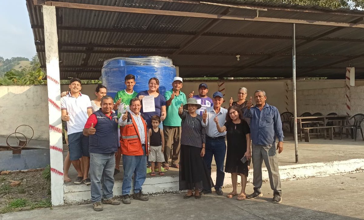 Riesgos_Ec's tweet photo. #Manabí📍

La Coordinación Zonal 4 realiza la entrega de asistencia humanitaria a 80 familias  de 6 comunidades rurales afectadas por déficit hídrico, la misma que consistió en  6 tanques de almacenamiento de 2500 litros para abastecimiento comunitario.

#UniendoEsfuerzos https://t.co/hx4VrhhTlA