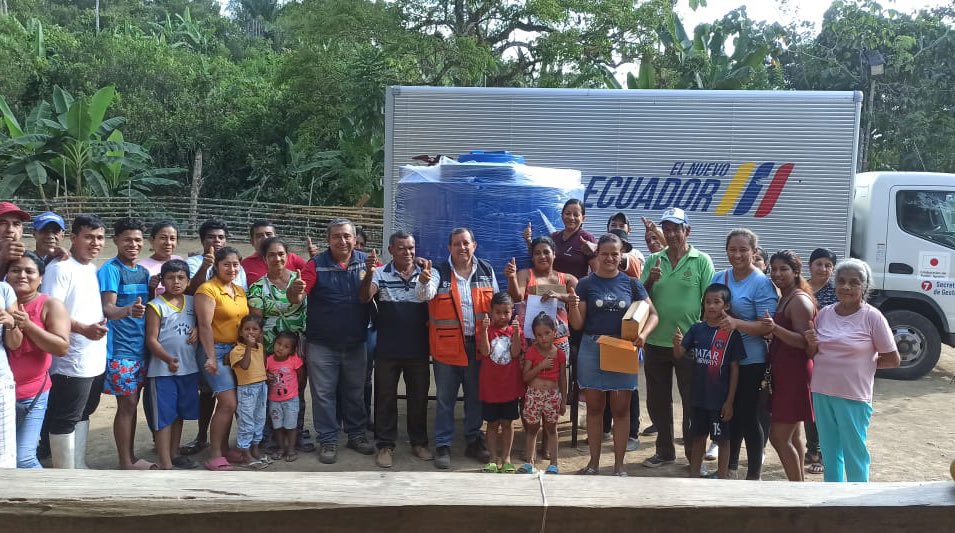Riesgos_Ec's tweet photo. #Manabí📍

La Coordinación Zonal 4 realiza la entrega de asistencia humanitaria a 80 familias  de 6 comunidades rurales afectadas por déficit hídrico, la misma que consistió en  6 tanques de almacenamiento de 2500 litros para abastecimiento comunitario.

#UniendoEsfuerzos https://t.co/hx4VrhhTlA