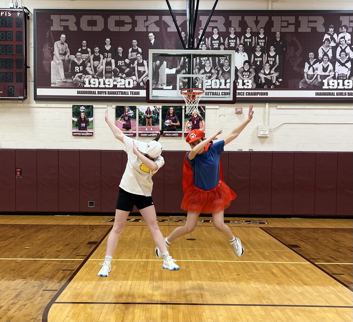 CoachJPfahl's tweet photo. love... Love... LOVE ouRR  SQUAD! Thank you for bringing so much JOY to an early morning practice! Have an AMAZING day! #SQUAD #togetheRR #cultureisEVERYTHING @rrhsgirlsbball1 @CoachHammondRR @coachinBB https://t.co/oP5W9p3Ttt