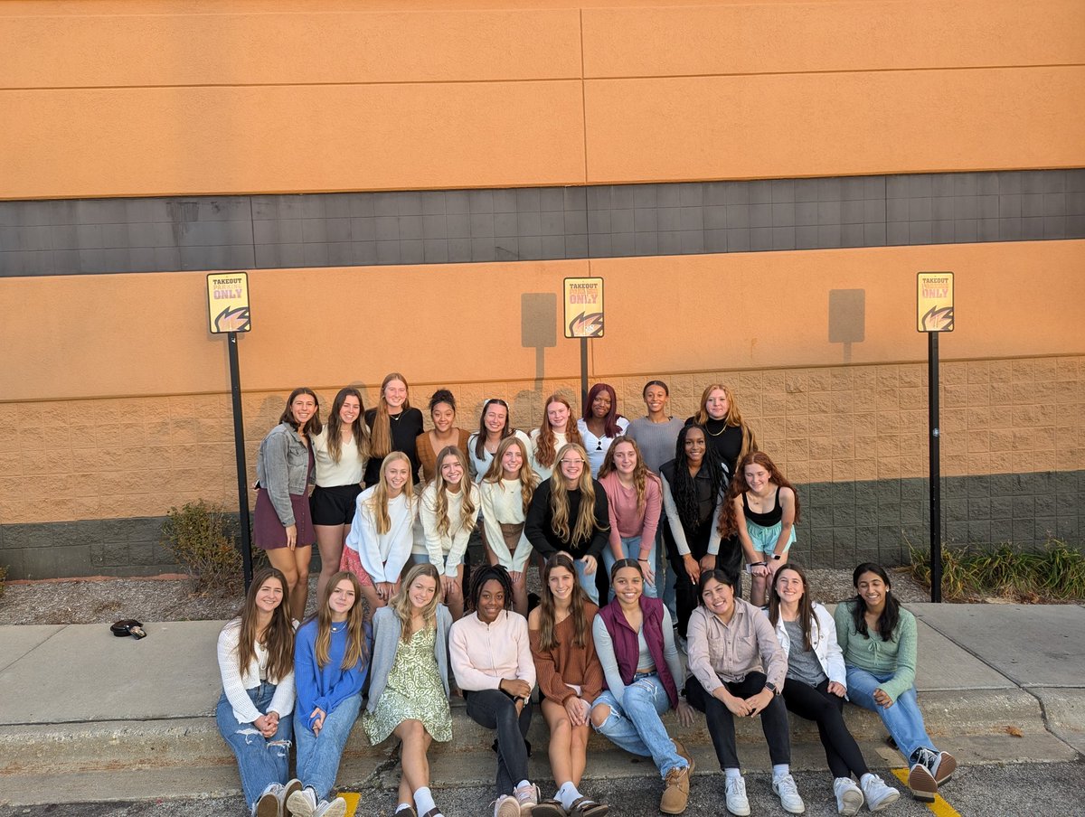 LakesFlag's tweet photo. We celebrated a great season and our Bears Flag Football player of the week @EmilyOvaska last night with a fun team meal at @BWWings Thank you to @BearsOutreach https://t.co/ImUITlM7DR