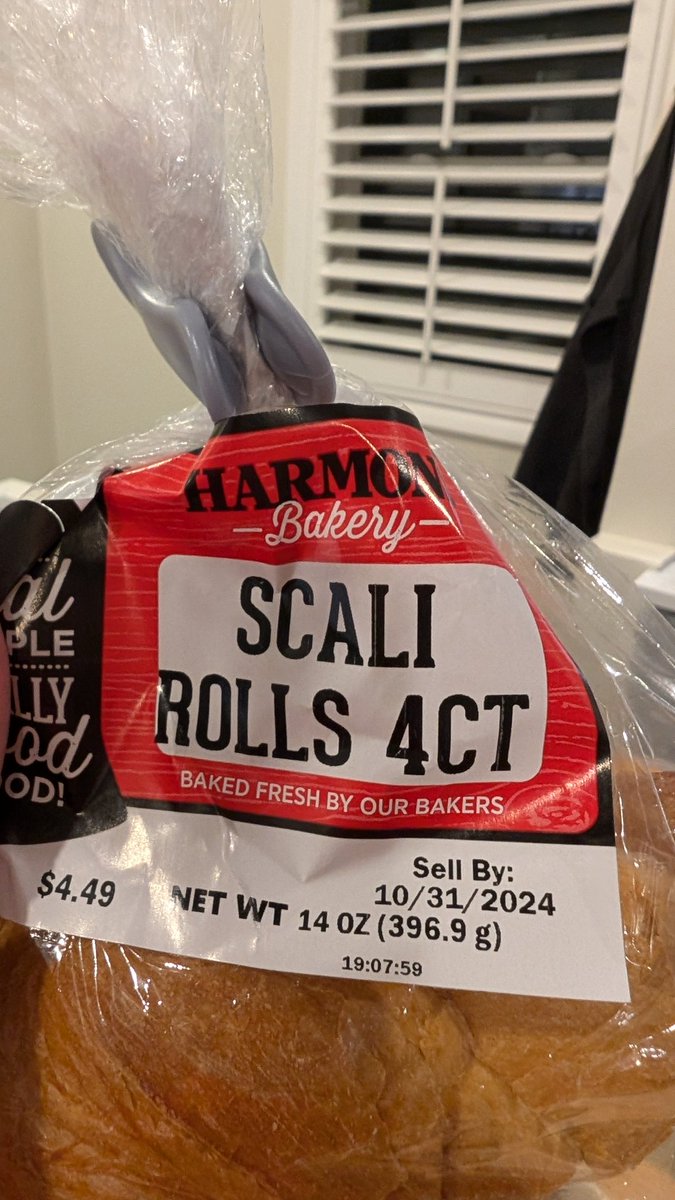 DyerData's tweet photo. @SiriusXMNBA @VictoriaSXM @TheFrankIsola @Scalabrine 
Just realized we have White Mamba bread 🍞 in our house #SCALIROLLS https://t.co/vAGqXxe8bN