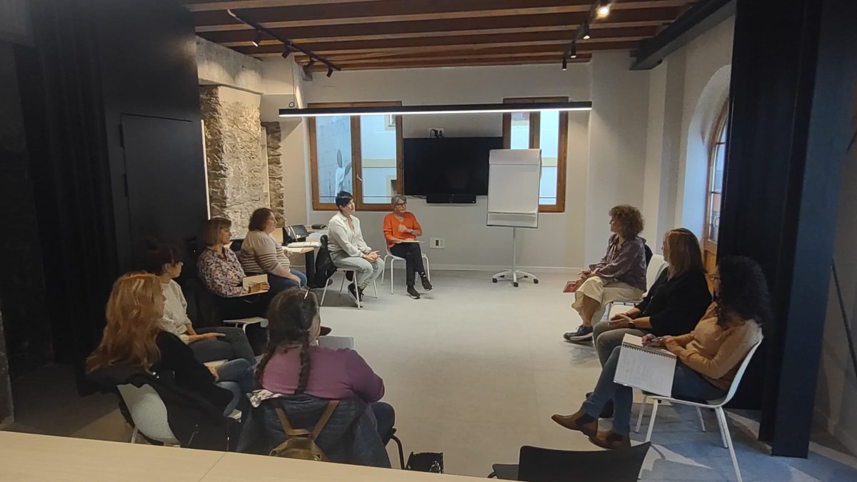 Atzo hasi zen Lidergoari buruzko Ikastaroa Maru Sarasolarekin jarduera politikoan norberaren lidergoa indartzearen helburuarekin.
Ayer dio comienzo el Curso sobre Liderazgo con Maru Sarasola, con el objetivo potenciar el propio liderazgo en la actividad política.