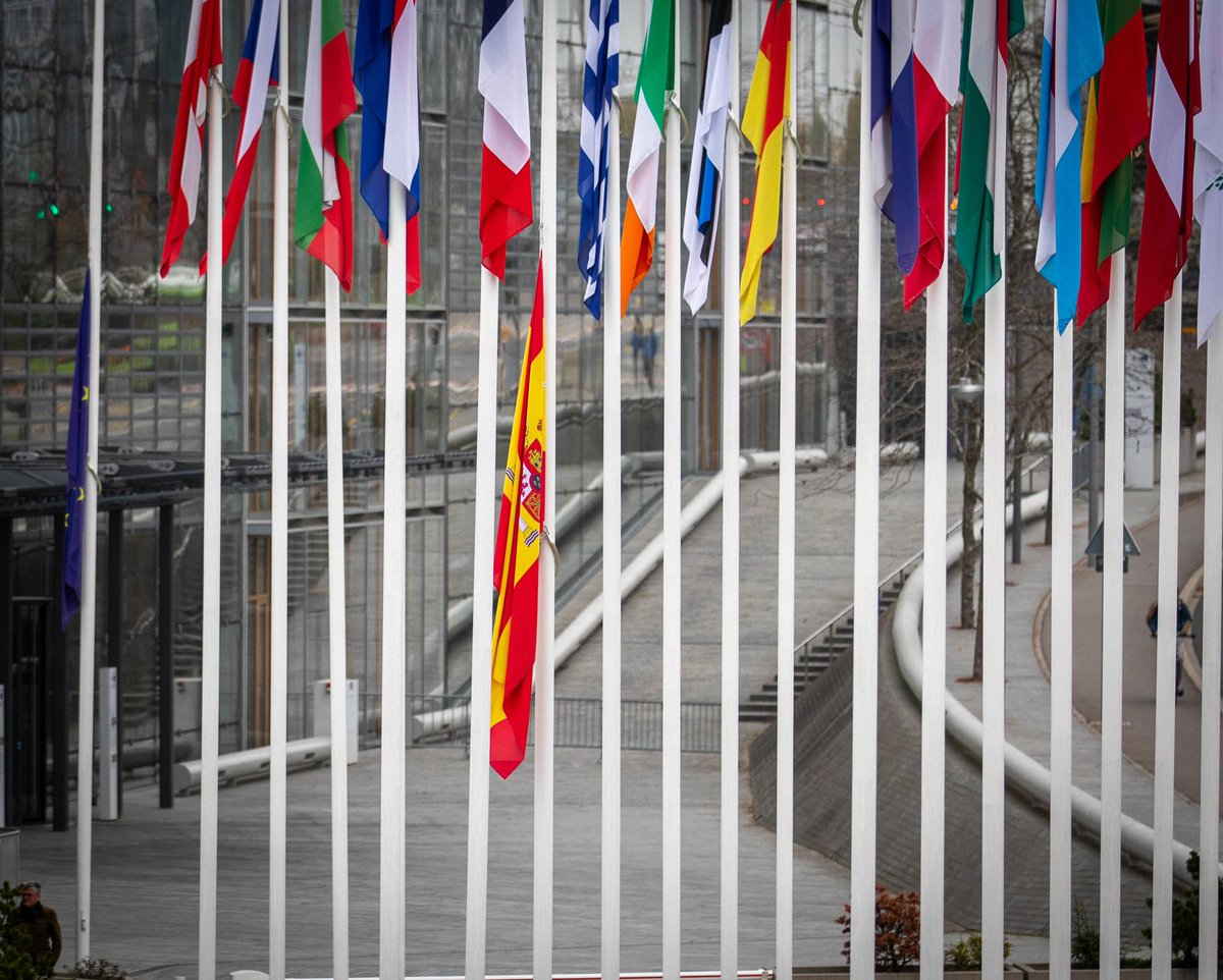 🇪🇺🇪🇸 Conmocionada por las devastadoras inundaciones en España.

Las banderas del <a href="/EIB/">European Investment Bank</a> ondean a media asta.

Pondremos en marcha mecanismos de ayuda financiera para la reconstrucción y recuperación de los municipios afectados por la DANA.

Mi corazón está con las víctimas 🖤