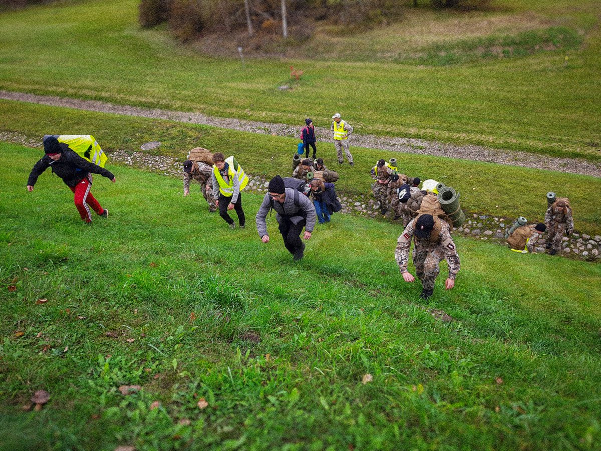 Pagājušajā nedēļā jaunsargi no Lielvārdes, Birzgales, Ķeguma un Ogres devās 6 km garā pārgājienā uz nometnes vietu Tomes zivjaudzētavas teritorijā.

Lasi vairāk 👉 cutt.ly/TeFXj4iV

#Jaunsardze