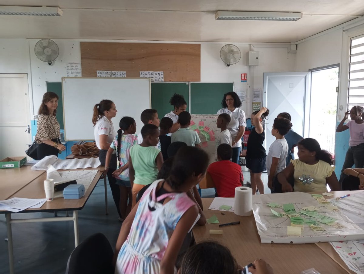 👉Paré pas Paré a réalisé la première Evaluation des Vulnérabilités et des Capacités Améliorés à La Réunion avec 35 élèves de l'école de Domenjod 

👉Elle s'est déroulée grâce à la boite à outils de l’EVCA dont l'objectif est d'améliorer la résilience de l'école face aux risques