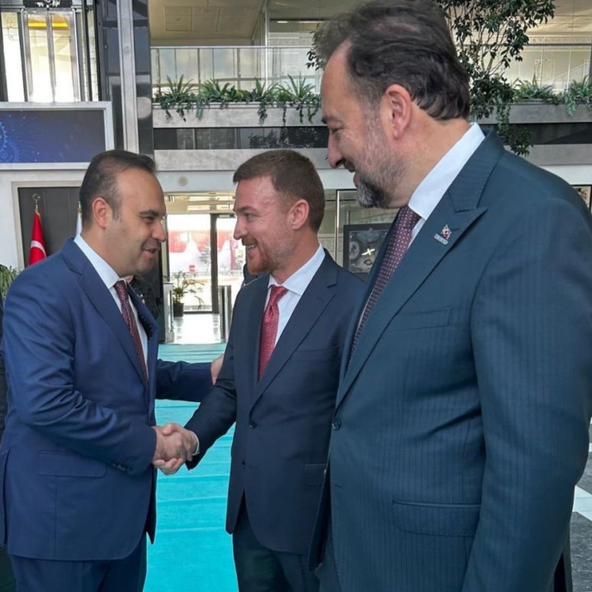 Otovınn tweet media