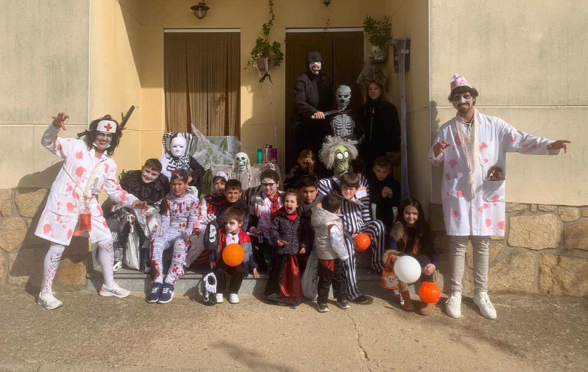 CRABADENGO's tweet photo. Qué gran día hemos pasado celebrando Halloween por las calles. Gracias a tod@s los que habéis colaborado para que los niñ@s disfrutasen 😈🫶🏻💀 https://t.co/pxK0C5sQ6f