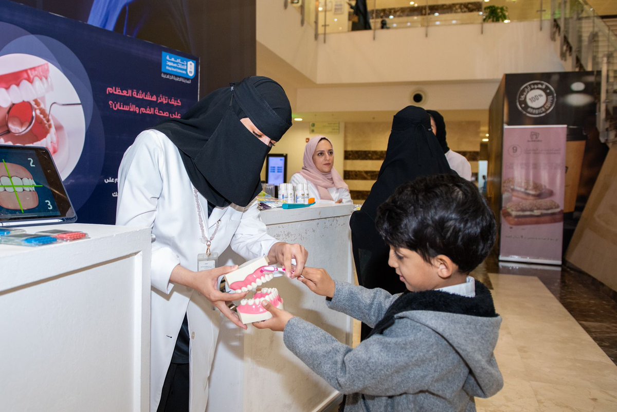 ksumedicalcity's tweet photo. بحضور المدير الطبي لمستشفى طب الأسنان الجامعي في ⁧#المدينة_الطبية⁩_الجامعية بجامعة الملك سعود أ.د. سارة السبيت, نظّمت لجنة التثقيف الصحي والفعاليات المجتمعية فعالية " تعرف على علاقة هشاشة العظام بصحة الفم والأسنان " بالتعاون مع استشاريي قسم علوم الأنسجة ا��محيطة بالأسنان وجراحة اللثة وأخصائيين صحة الفم والأسنان
وتهدف الفعالية إلى توعية المجتمع حول علاقة هشاشة العظام وأهمية العناية بصحة الفم والأسنان.