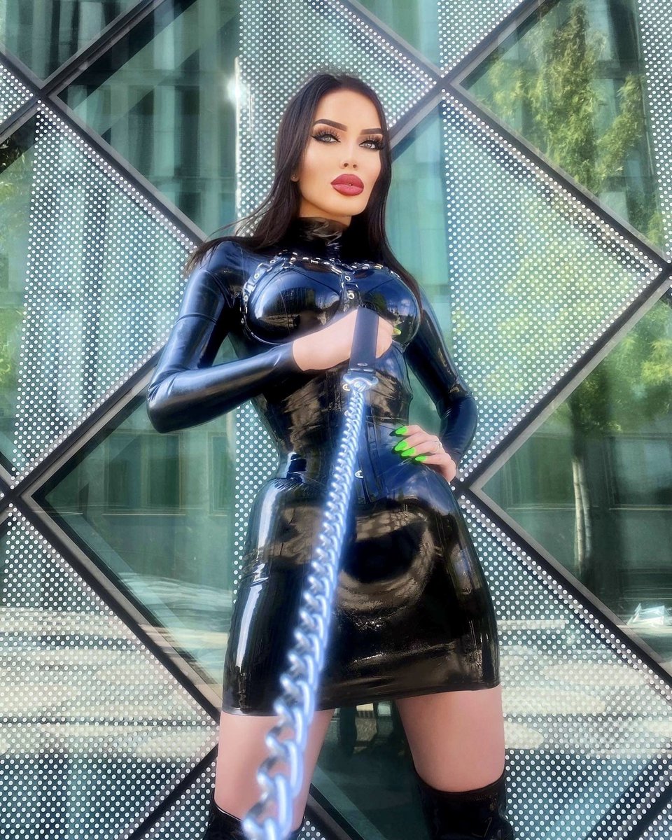 the_goddesskara's tweet photo. RT if you dream to be on my leash 🦮 https://t.co/vDDob26aAW