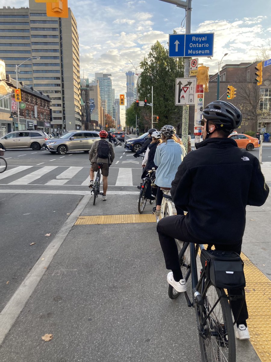 g_meslin's tweet photo. Bloor bike lane. October 31st.
Maybe #SixMonthsOfWinter starts tomorrow. https://t.co/di8JVhY9y2