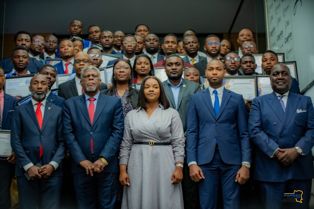 abraham_danisi's tweet photo. En date du lundi 21 octobre j'ai eu l'honneur d'être certifié devant madame la ministre de la jeunesse et éveil patriotique, @noella_an_ , @josephmbuyi , @africa.digital.academy , @doms321 , @agence numérique de la présidence RDC, @fabricetshishimbi , @pnud_rdc ,  @mbubablaise , https://t.co/MOm1cryqNh