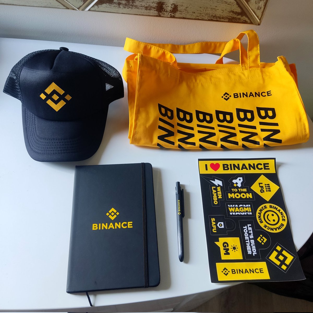 Lunaticanto's tweet photo. Anoche fue el Binance Tour Medellín en @HASHHOUSECLUB 🇨🇴

¿Quién ama la merch tanto como yo? 🫶🏻

Gracias @BinanceLATAM ♥️ https://t.co/ptrjNv64mb