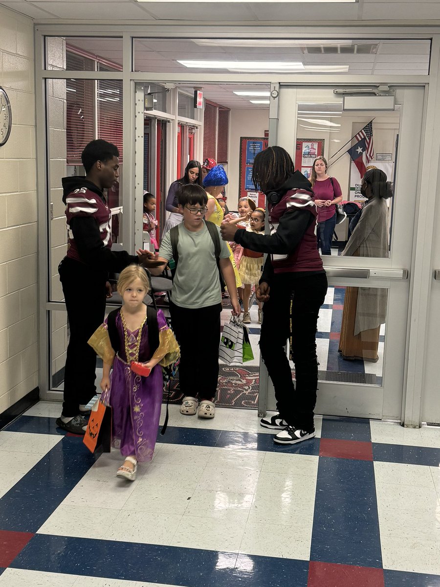 The Roos were back on the road again this morning. Harker Heights Elementary was our first stop. The Bobcats and their teachers were amazing!!