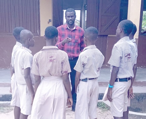 oxfaminghana's tweet photo. #ThePowertoChoose project implemented by @oxfaminghana & partners is educating adolescent boys on menstruation to help combat menstrual stigma. It will also help reduce the emotional & psychological barriers which often leads to absenteeism among girls.
https://t.co/CwKQgbmWNI https://t.co/8bap76WlnI