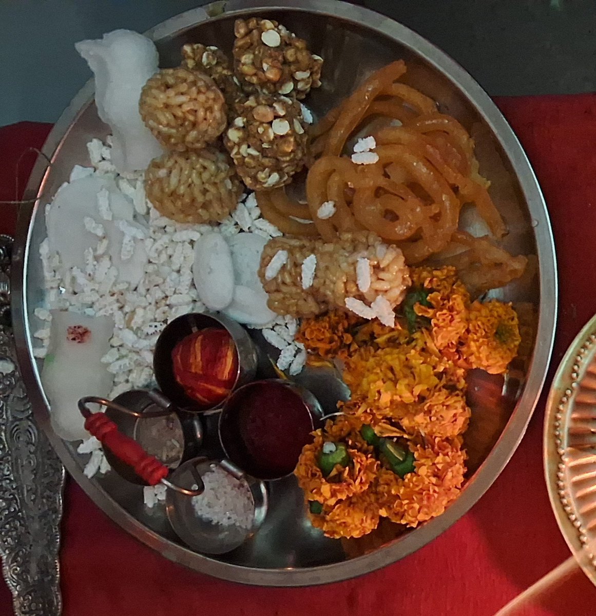 kaps_its's tweet photo. हम सब दिवाली पर महँगी मिठाई खरीदते हैं, उसमे से 250 ग्राम कम करके आप पारम्परिक चीनी के बने खिलौने की खरीदारी करे जिस से उन लोगों को कुछ कमाने का मौका  मिले जो ये खिलौने बनाते हैं ताकि इनके घर मे भी दिवाली बन सके @TinyDhillon @BikerGirlkancha
@TheParvati @Nehra_Singh80 #Diwali2024 https://t.co/4CtVtdAYmX
