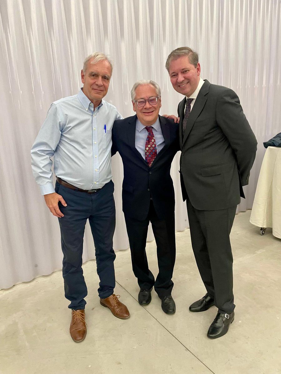 Premios IE University Madrid a la Excelencia Docente 2023-2024 Felicitaciones a mis colegas y amigos que también recibieron premios por su labor docente. Compartir con gente tan competente genera círculos virtuosos de extraordinario valor! Un honor formar parte del IE y del IESA!