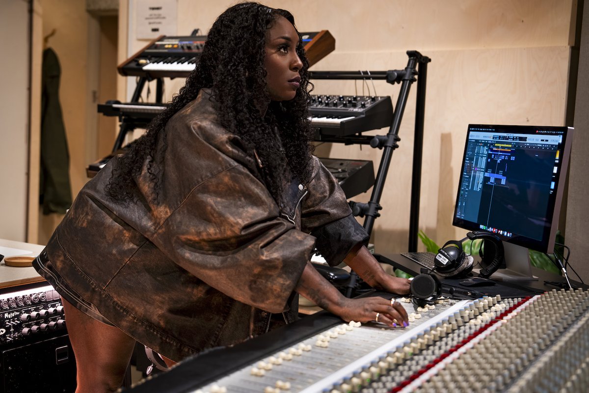 CLASH (@clashmagazine) on Twitter photo "That's like my playground!"
<a href="/lauramvula/">LAURA MVULA</a> on her beautiful new <a href="/PaulSimonMusic/">Paul Simon</a> cover, growing up with 'Graceland'... and a sneak peek into her next album!
Words: <a href="/EmmaHWriter/">Emma Harrison</a>
clashmusic.com/features/thats… "That's like my playground!"
<a href="/lauramvula/">LAURA MVULA</a> on her beautiful new <a href="/PaulSimonMusic/">Paul Simon</a> cover, growing up with 'Graceland'... and a sneak peek into her next album!
Words: <a href="/EmmaHWriter/">Emma Harrison</a>
clashmusic.com/features/thats…