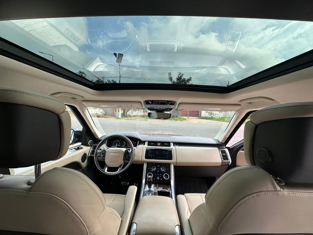 BlancoIyam's tweet photo. 2019 Range Rover Sport 
v6 
Heads up display 
Beige interior 
Keyless entry/exit 
Keyless start 
Panoramic roof 
Touch infotainment 
Touch climate control 
Range Rover safety system https://t.co/HgywmGknwf