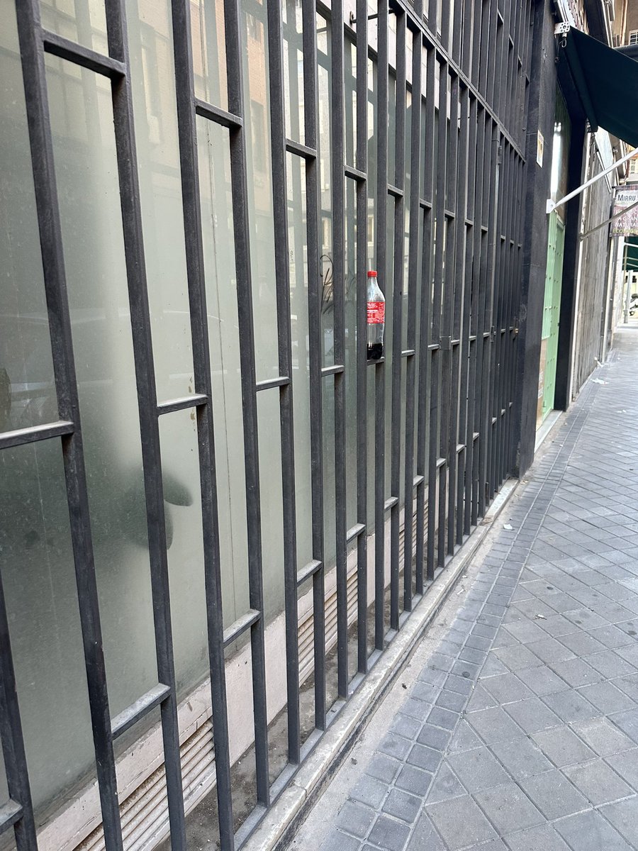 noenunbarrio's tweet photo. Da igual el día que sea, el estado de la calle Zabaleta por la actividad industrial de las #CocinasFantasmas y la ineficacia de @_EstradaYolanda que lo permite, es el mismo… suciedad, suciedad y más suciedad y los vecinos sufriéndolo sin derecho a nada   @Lineamadrid https://t.co/1KwcCZpOyF