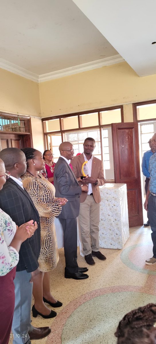 ProfMuhwezi's tweet photo. I spent my day at the MUBS Mbale Campus, where I interacted with staff and student leaders. I also witnessed the peaceful handover of Campus Chief, Mr Ayub Kutosi, to the incoming Ag. Campus Chief, Ms Faith Kadondi. I wish the new leadership all the best as they enable the future https://t.co/ZTbUUCGj52
