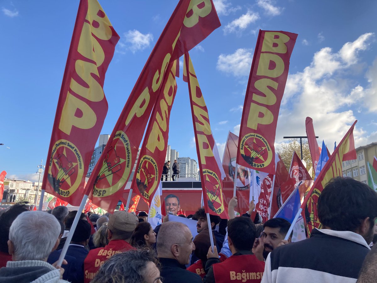 BDSP_'s tweet photo. Kayyum darbesine karşı Esenyurt Cumhuriyet Meydanı’ndayız!
Yaşasın işçilerin birliği halkların kardeşliği!
Faşizme karşı omuz omuza!
#Kayyum
#Kayyumdefol https://t.co/bjIIkXIXbO