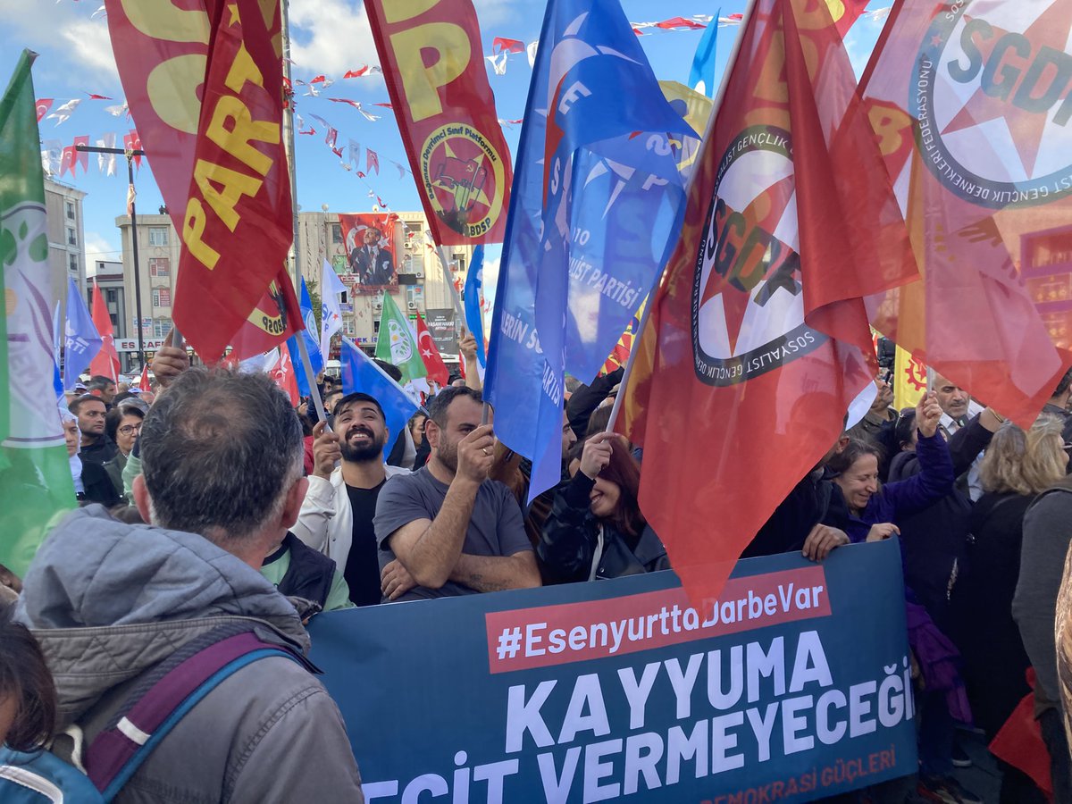 BDSP_'s tweet photo. Kayyum darbesine karşı Esenyurt Cumhuriyet Meydanı’ndayız!
Yaşasın işçilerin birliği halkların kardeşliği!
Faşizme karşı omuz omuza!
#Kayyum
#Kayyumdefol https://t.co/bjIIkXIXbO
