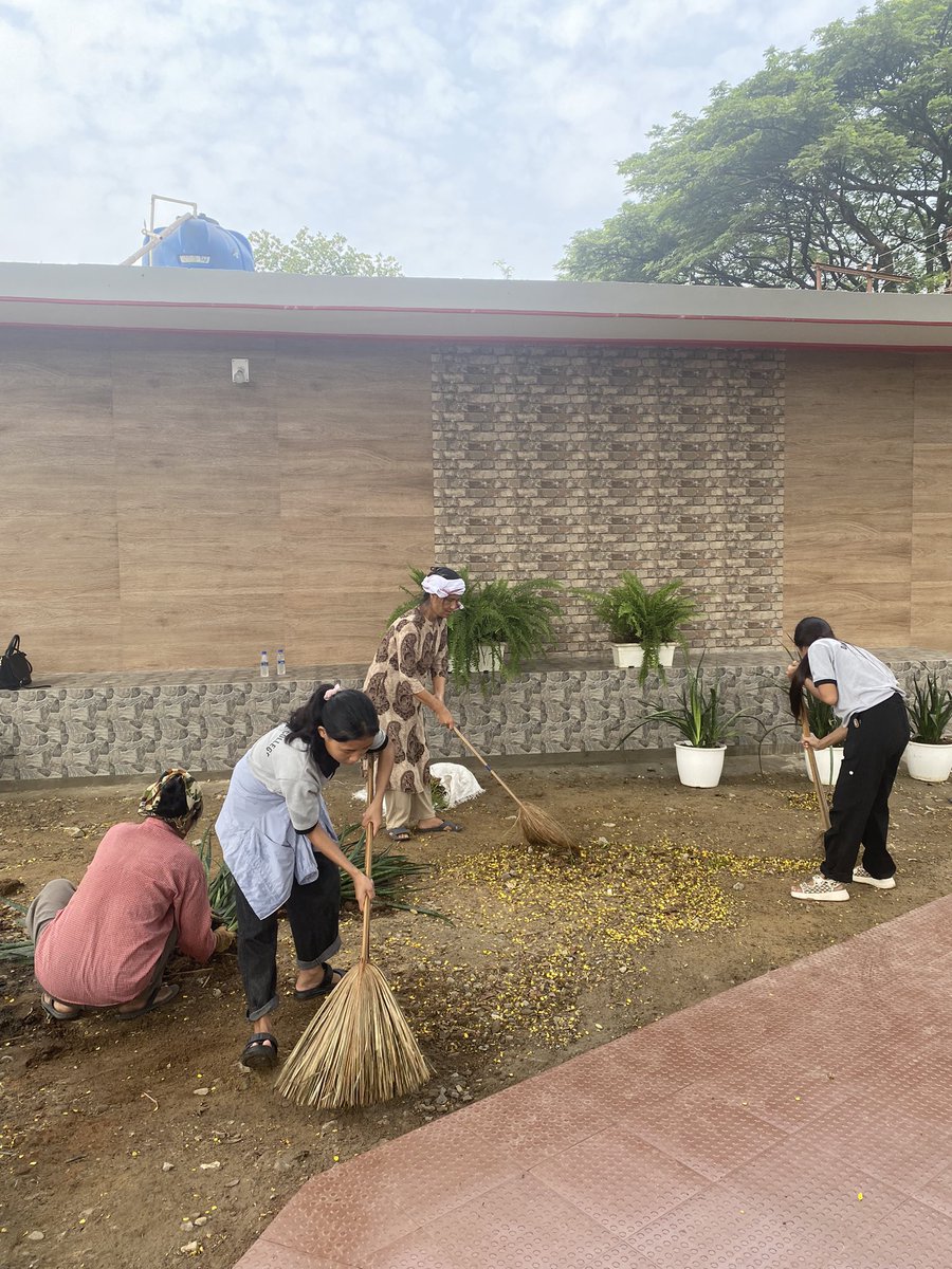 NSS_DGC's tweet photo. NSS volunteers @ Program officers @ cleanliness @ beautification drive in the old college campus of DGC on 31 st October , 2024 from 7.00 am in view of the  inauguration for new restroom/ toilet facilities for the students on 2 nd Nov , 2024. 
@ YAS ministry @ nss_ India https://t.co/GlE6Vr4q61