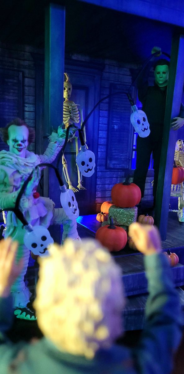eric_flathers's tweet photo. "A LITTLE TO THE RIGHT!"
#CHC #Halloween #Horror #TrickRTreat #Mezco #MichaelMyers #Pennywise #BenTramer https://t.co/Jgo5IEXxvd